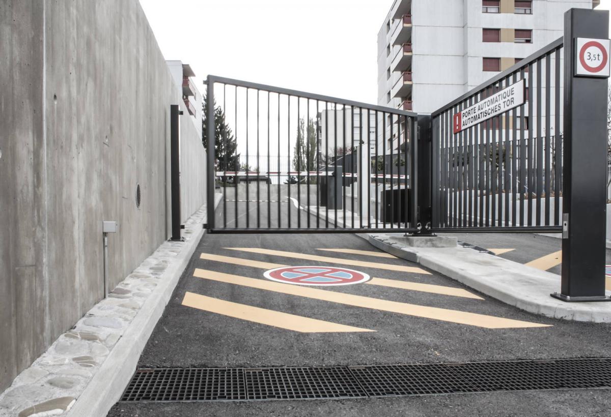 Outdoor swing gate